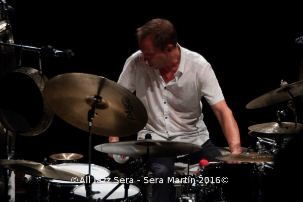 Paal Nilssen-Love (Jazz Em Agosto 2016. Sala Polivalente, Fundaçao Calouste Gulbenkian, Lisboa, Portugal. 2016-08-13) [Concierto] 1