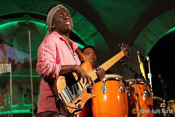 INSTANTZZ: Richard Bona Mandekan Cubano (Mallorca Jazz Sa Pobla. 2017-08-09) [Galería fotográfica] 5