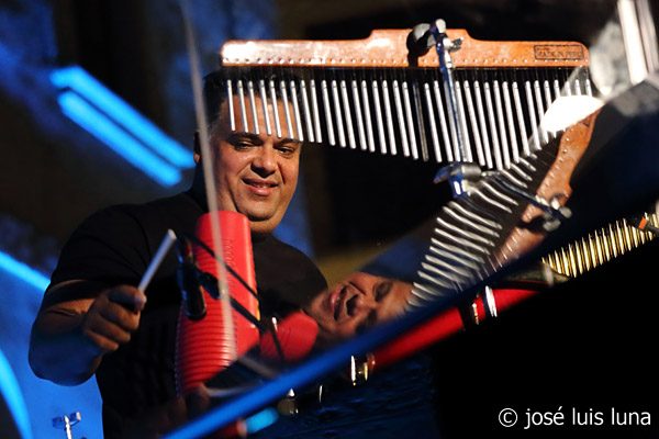 INSTANTZZ: Richard Bona Mandekan Cubano (Mallorca Jazz Sa Pobla. 2017-08-09) [Galería fotográfica] 6