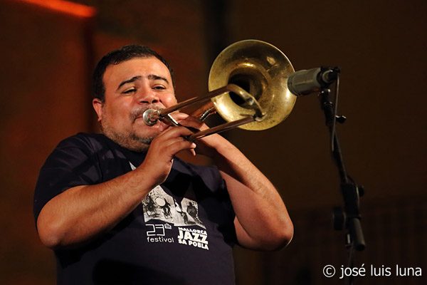 INSTANTZZ: Richard Bona Mandekan Cubano (Mallorca Jazz Sa Pobla. 2017-08-09) [Galería fotográfica] 9