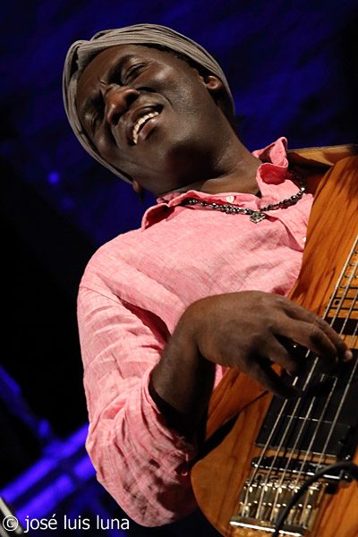 INSTANTZZ: Richard Bona Mandekan Cubano (Mallorca Jazz Sa Pobla. 2017-08-09) [Galería fotográfica] 11