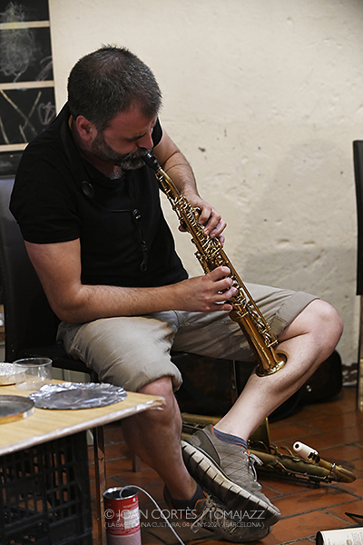 INSTANTZZ: Celeste Alías, Albert Cirera & Glòria Ros (Festa de la dansa i la música per a saludar l’estiu / Cuina Cultura, Ateneu La Base, Barcelona. 2021-06-04) [Galería fotográfica AKA Fotoblog de jazz, impro… y algo más] Por Joan Cortès 3