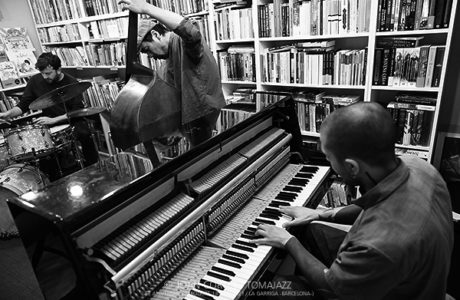 INSTANTZZ: Luismi Segurado Trio (5è Aniversari / Llibreria Strogoff, La Garriga -Barcelona-. 2021-11-13) [Galería fotográfica AKA Fotoblog de jazz, impro… y algo más] Por Joan Cortès