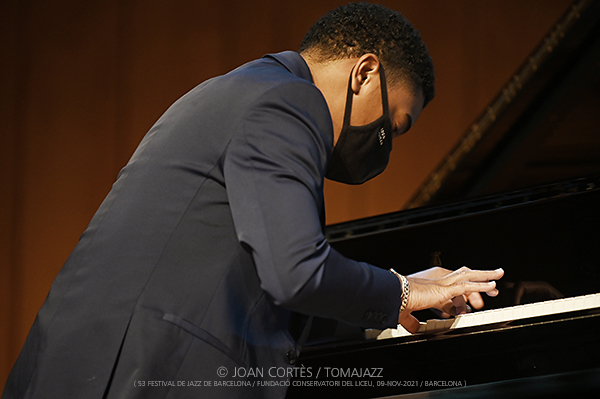 INSTANTZZ: Christian Sands Trio (53è Festival de Jazz de Barcelona / Conservatori del Liceu, Barcelona. 2021-11-09) (V/XIII) [Galería fotográfica AKA Fotoblog de jazz, impro… y algo más] Por Joan Cortès