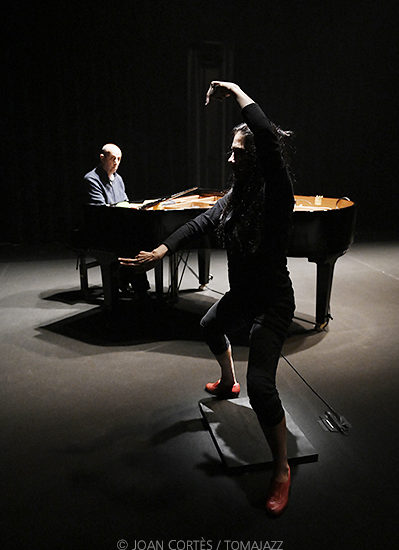 Sònia Sánchez & Agustí Fernández “Líquen” (Cicle Dansa i Música en Conversa, Mercat de les Flors -Sala Pina Bausch, Barcelona-. 2022-01-20) Por Joan Cortès [INSTANTZZ AKA Galería fotográfica AKA Fotoblog de jazz, impro… y algo más]