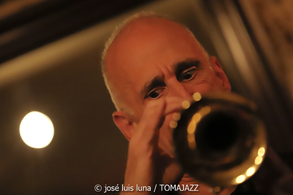 Ralph Alessi - John Hebert - Billy Drummond (Mezzrow, Nueva York. 2022-10-13) Por José Luis Luna Rocafort [INSTANTZZ]