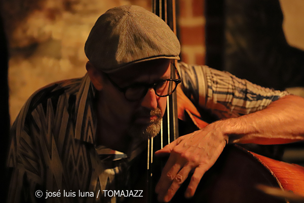 Ralph Alessi - John Hebert - Billy Drummond (Mezzrow, Nueva York. 2022-10-13) Por José Luis Luna Rocafort [INSTANTZZ] 2