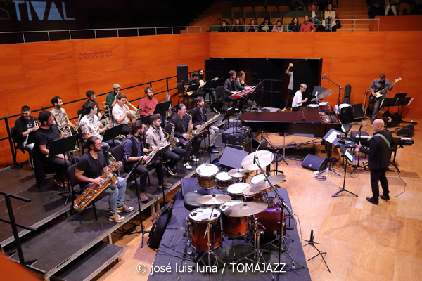 En INSTANTZZ una galería fotográfica de José Luis Luna Rocafort con imágenes de la Big Band Conservatori Superior de Música de les Illes Balears en el XV Jazz Voyeur Festival 2022.