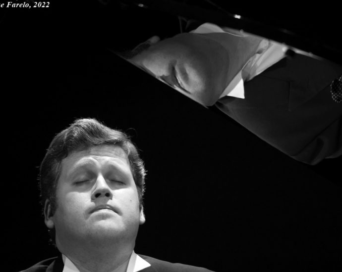 Enrique Farelo relata y retrata a Andrey Yahoshinski en un recital de piano Romántico con obras de F. Chopin, S. Rachmaninov y F. Listzt. El concierto tuvo lugar en Centro Cultural Valdebernardo, en Vicálvaro, Madrid.