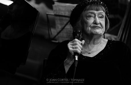 Estrenamos INSTANTZZ en 2023 con las imágenes de Sheila Jordan, la veterana dama del jazz, en su concierto en Jamboree (Barcelona). Joan Cortès es el autor de las imágenes.
