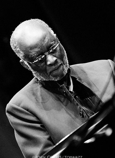 Ahmad Jamal In Memoriam - Tomajazz 9.0 - El 16 de abril de 2023 el pianista Ahmad Jamal falleció a los 92 años de edad. En Tomajazz le dedicamos un pequeño recuerdo en palabres de Miles Davis y con una imagen de Joan Cortès.