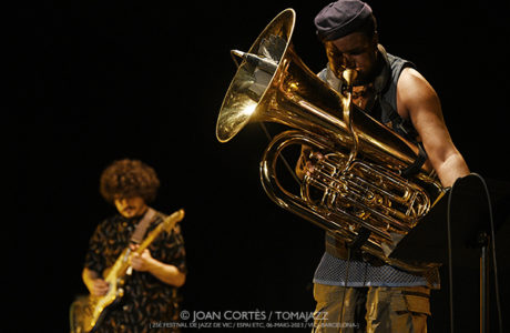 Theon Cross (Alhambra 25è Festival Jazz Vic, Espai ETC, 2023-05-06. Vic -Barcelona-) [IV] Por Joan Cortès [INSTANTZZ AKA Galería fotográfica AKA Fotoblog de jazz, impro… y algo más] - Tomajazz 9.0 - Theon Cross actuó en el Alhambra 25è Festival Jazz Vic, en Espai ETC, de Vic, Barcelona, el 6 de mayo de 2023. Joan Cortès retrata en INSTANTZZ la actuación.