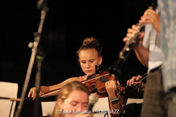 Alabaix Big Band (VIII A Jazz de Mar. Portocolom, Mallorca. 2023-07-09) Por José Luis Luna Rocafort [INSTANTZZ AKA Galería fotográfica AKA Fotoblog de jazz, impro… y algo más] - Tomajazz 9.0 - Alabaix Big Band clausuró el VIII A Jazz de Mar de Portocolom (Mallorca), con su actuación el 9 de julio de 2023. José Luis Luna Rocafort termina con ellos el repaso en INSTANTZZ de A Jazz de Mar.