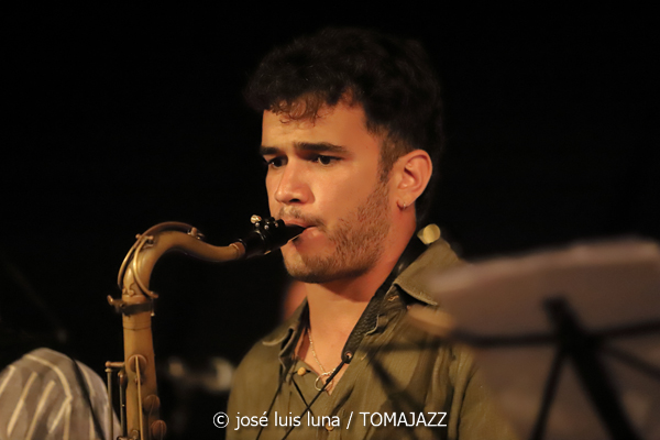 Alabaix Big Band (VIII A Jazz de Mar. Portocolom, Mallorca. 2023-07-09) Por José Luis Luna Rocafort [INSTANTZZ AKA Galería fotográfica AKA Fotoblog de jazz, impro… y algo más] - Tomajazz 9.0 - Alabaix Big Band clausuró el VIII A Jazz de Mar de Portocolom (Mallorca), con su actuación el 9 de julio de 2023. José Luis Luna Rocafort termina con ellos el repaso en INSTANTZZ de A Jazz de Mar.