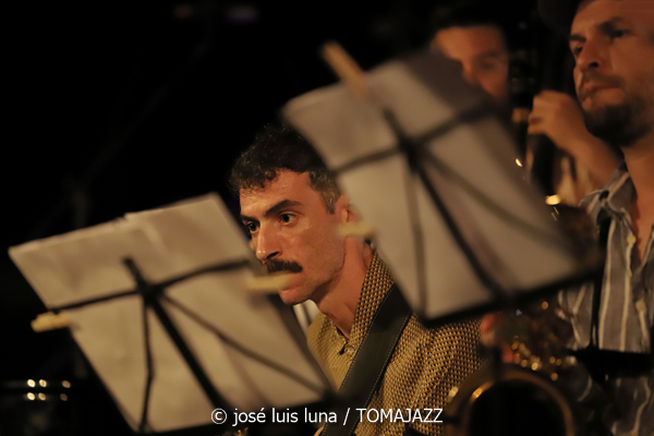 Alabaix Big Band (VIII A Jazz de Mar. Portocolom, Mallorca. 2023-07-09) Por José Luis Luna Rocafort [INSTANTZZ AKA Galería fotográfica AKA Fotoblog de jazz, impro… y algo más] - Tomajazz 9.0 - Alabaix Big Band clausuró el VIII A Jazz de Mar de Portocolom (Mallorca), con su actuación el 9 de julio de 2023. José Luis Luna Rocafort termina con ellos el repaso en INSTANTZZ de A Jazz de Mar.