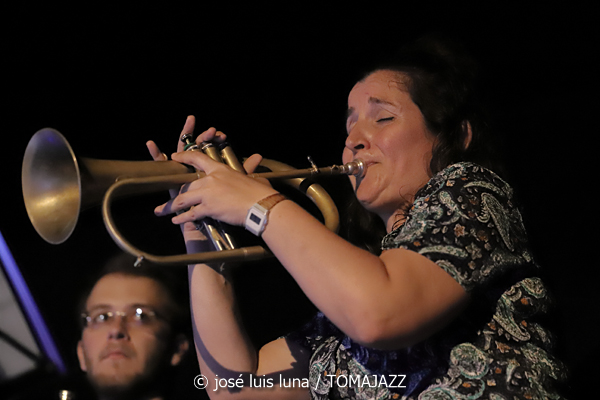 Alabaix Big Band (VIII A Jazz de Mar. Portocolom, Mallorca. 2023-07-09) Por José Luis Luna Rocafort [INSTANTZZ AKA Galería fotográfica AKA Fotoblog de jazz, impro… y algo más] - Tomajazz 9.0 - Alabaix Big Band clausuró el VIII A Jazz de Mar de Portocolom (Mallorca), con su actuación el 9 de julio de 2023. José Luis Luna Rocafort termina con ellos el repaso en INSTANTZZ de A Jazz de Mar.