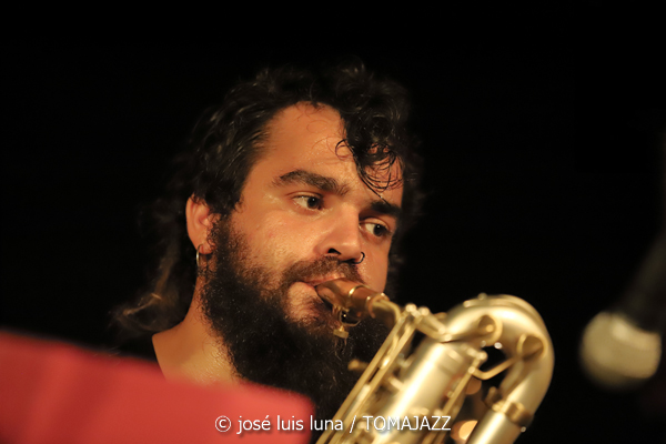 Alabaix Big Band (VIII A Jazz de Mar. Portocolom, Mallorca. 2023-07-09) Por José Luis Luna Rocafort [INSTANTZZ AKA Galería fotográfica AKA Fotoblog de jazz, impro… y algo más] - Tomajazz 9.0 - Alabaix Big Band clausuró el VIII A Jazz de Mar de Portocolom (Mallorca), con su actuación el 9 de julio de 2023. José Luis Luna Rocafort termina con ellos el repaso en INSTANTZZ de A Jazz de Mar.