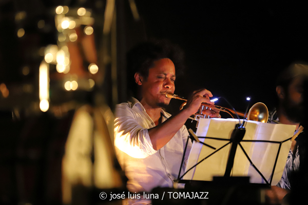 Alabaix Big Band (VIII A Jazz de Mar. Portocolom, Mallorca. 2023-07-09) Por José Luis Luna Rocafort [INSTANTZZ AKA Galería fotográfica AKA Fotoblog de jazz, impro… y algo más] - Tomajazz 9.0 - Alabaix Big Band clausuró el VIII A Jazz de Mar de Portocolom (Mallorca), con su actuación el 9 de julio de 2023. José Luis Luna Rocafort termina con ellos el repaso en INSTANTZZ de A Jazz de Mar.