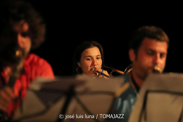 Alabaix Big Band (VIII A Jazz de Mar. Portocolom, Mallorca. 2023-07-09) Por José Luis Luna Rocafort [INSTANTZZ AKA Galería fotográfica AKA Fotoblog de jazz, impro… y algo más] - Tomajazz 9.0 - Alabaix Big Band clausuró el VIII A Jazz de Mar de Portocolom (Mallorca), con su actuación el 9 de julio de 2023. José Luis Luna Rocafort termina con ellos el repaso en INSTANTZZ de A Jazz de Mar.