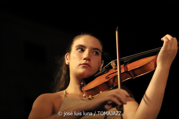 Alabaix Big Band (VIII A Jazz de Mar. Portocolom, Mallorca. 2023-07-09) Por José Luis Luna Rocafort [INSTANTZZ AKA Galería fotográfica AKA Fotoblog de jazz, impro… y algo más] - Tomajazz 9.0 - Alabaix Big Band clausuró el VIII A Jazz de Mar de Portocolom (Mallorca), con su actuación el 9 de julio de 2023. José Luis Luna Rocafort termina con ellos el repaso en INSTANTZZ de A Jazz de Mar.