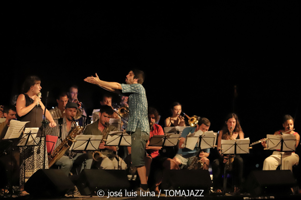 Alabaix Big Band (VIII A Jazz de Mar. Portocolom, Mallorca. 2023-07-09) Por José Luis Luna Rocafort [INSTANTZZ AKA Galería fotográfica AKA Fotoblog de jazz, impro… y algo más] - Tomajazz 9.0 - Alabaix Big Band clausuró el VIII A Jazz de Mar de Portocolom (Mallorca), con su actuación el 9 de julio de 2023. José Luis Luna Rocafort termina con ellos el repaso en INSTANTZZ de A Jazz de Mar.