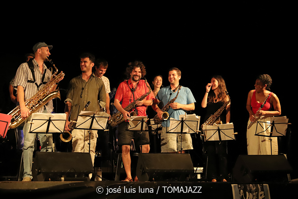 Alabaix Big Band (VIII A Jazz de Mar. Portocolom, Mallorca. 2023-07-09) Por José Luis Luna Rocafort [INSTANTZZ AKA Galería fotográfica AKA Fotoblog de jazz, impro… y algo más] - Tomajazz 9.0 - Alabaix Big Band clausuró el VIII A Jazz de Mar de Portocolom (Mallorca), con su actuación el 9 de julio de 2023. José Luis Luna Rocafort termina con ellos el repaso en INSTANTZZ de A Jazz de Mar.