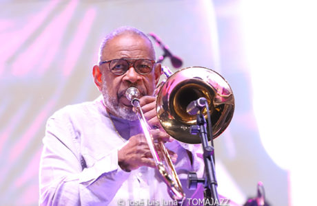 Fred Wesley & The New JBs [Especial 58 Donostiako Jazzaldia 2023 VIII] (Playa de la Zurriola, San Sebastián. 2023-07-21) Por José Luis Luna Rocafort [INSTANTZZ AKA Galería fotográfica AKA Fotoblog de jazz, impro… y algo más] - Tomajazz 9.0 - Fred Wesley & The New JBs actuaron en un concierto al aire libre en la Zurriola en el 58 Donostiako Jazzaldia 2023, el 21 de julio de 2023. José Luis Luna Rocafort retrata en INSTANTZZ su actuación.