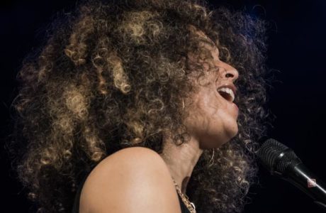 Kandace Springs Trio (46 Festival de Jazz de Vitoria-Gasteiz 2023. Mendizorrotza, Vitoria. 2023-07-07) Por Antonio Torres (texto y fotos) y Pepe Mateos (fotos) [Concierto de Jazz] - Tomajazz 9.0 - Kandace Springs Trio actuó en el 46 Festival de Jazz de Vitoria-Gasteiz 2023, en Mendizorrotza, el 7 de julio de 2023. Antonio Torres (texto y fotos) y Pepe Mateos (fotos) lo relatan en Tomajazz.