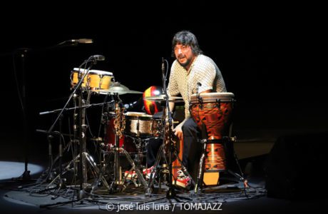 Bandolero Quarteto [Especial Jazzeñe 2023 VII] (Teatro Victoria Eugenia, San Sebastián. 2023-07-25) Por José Luis Luna Rocafort [INSTANTZZ AKA Galería fotográfica AKA Fotoblog de jazz, impro… y algo más] - Tomajazz 9.0 - Bandolero Quarteto fue el séptimo grupo en actuar en Jazzeñe 2023, en el Teatro Victoria Eugenia de San Sebastián, el 25 de julio de 2023. José Luis Luna Rocafort retrata su actuación en INSTANTZZ.