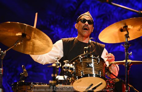 Kahil El’Zabar (35 Jazzèbre 2023, Théâtre Municipal, 2023-09-30. Perpignan -France-) (III) Por Joan Cortès [INSTANTZZ AKA Galería fotográfica AKA Fotoblog de jazz, impro… y algo más] - Tomajazz 9.0 - Kahil El’Zabar actuó en el 35 Jazzèbre 2023, el 30 de septiembre de 2023. Joan Cortès lo retrata en INSTANTZZ. Le acompañaron Corey Wilkes, Justin Dillard y Alex Harding.