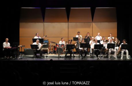 Big Band Ciutat d'Eivissa (4º Jazz Point Ibiza 2023. Teatro Can Ventosa, Ibiza. 2023-10-15) Por José Luis Luna Rocafort [INSTANTZZ AKA Galería fotográfica AKA Fotoblog de jazz, impro… y algo más] - Tomajazz 9.0 - Big Band Ciutat d'Eivissa actuó en el 4º Jazz Point Ibiza 2023. en Teatro Can Ventosa, Ibiza, el 15 de octubre de 2023. José Luis Luna Rocafort retrata a la formación en INSTANTZZ.
