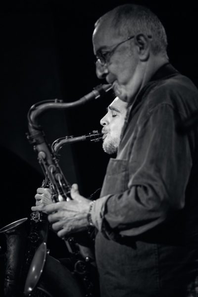 Afro Blue (XXX Jazz Tardor 2023. Festival de Jazz de Lleida. Cafè del Teatre, Lleida. 2023-11-03) Por Joan Abella [INSTANTZZ AKA Galería fotográfica AKA Fotoblog de jazz, impro… y algo más] - Tomajazz 9.0 - Afro Blue, 25 Anys I Coda: Concert de Comiat, actuaron en el XXX Jazz Tardor. Festival de Jazz de Lleida, el 3 de noviembre de 2023 en el Cafè del Teatre. Joan Abella retrata en INSTANTZZ al grupo en su gira de despedida.