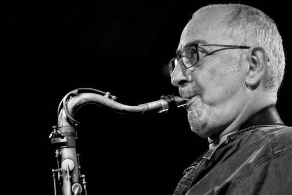 Afro Blue (XXX Jazz Tardor 2023. Festival de Jazz de Lleida. Cafè del Teatre, Lleida. 2023-11-03) Por Joan Abella [INSTANTZZ AKA Galería fotográfica AKA Fotoblog de jazz, impro… y algo más] - Tomajazz 9.0 - Afro Blue, 25 Anys I Coda: Concert de Comiat, actuaron en el XXX Jazz Tardor. Festival de Jazz de Lleida, el 3 de noviembre de 2023 en el Cafè del Teatre. Joan Abella retrata en INSTANTZZ al grupo en su gira de despedida.