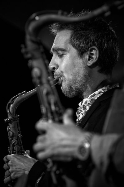 Afro Blue (XXX Jazz Tardor 2023. Festival de Jazz de Lleida. Cafè del Teatre, Lleida. 2023-11-03) Por Joan Abella [INSTANTZZ AKA Galería fotográfica AKA Fotoblog de jazz, impro… y algo más] - Tomajazz 9.0 - Afro Blue, 25 Anys I Coda: Concert de Comiat, actuaron en el XXX Jazz Tardor. Festival de Jazz de Lleida, el 3 de noviembre de 2023 en el Cafè del Teatre. Joan Abella retrata en INSTANTZZ al grupo en su gira de despedida.