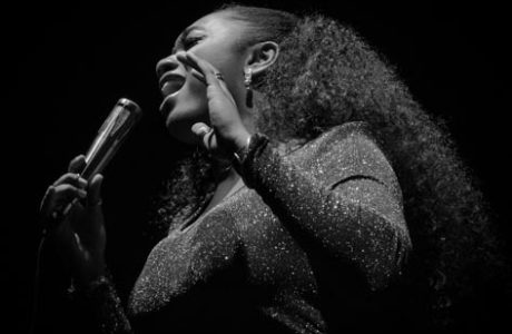 Samara Joy - Sebastião Salgado. Y ahora… Madrid. “Una crónica de viajes fotográficos al mundo del jazz” (10º Festival Internacional JazzMadrid 2023. Teatro Fernán Gómez, Centro Cultural de la Villa. 2023-11-15) por Pepe Mateos [Galería fotográfica] - Tomajazz 9.0 - La actuación de Samara Joy y la exposición AMAZÔNIA de Sebastião Salgado son los impulsores de una nueva entrega de "Y ahora… Madrid. 'Una crónica de viajes fotográficos al mundo del jazz'”. Pepe Mateos es el autor del texto y las fotografías.