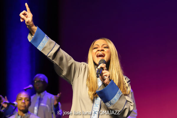 Chicago Mass Choir (XVI Jazz Voyeur Festival 2023. Trui Teatre, Palma de Mallorca. 2023-12-14) Por José Luis Luna Rocafort [INSTANTZZ AKA Galería fotográfica AKA Fotoblog de jazz, impro… y algo más] - Tomajazz - Chicago Mass Choir actuó en el XVI Jazz Voyeur Festival, en Trui Teatre de Palma de Mallorca, el 14 de diciembre de 2023. José Luis Luna Rocafort retrató en INSTANTZZ el concierto.