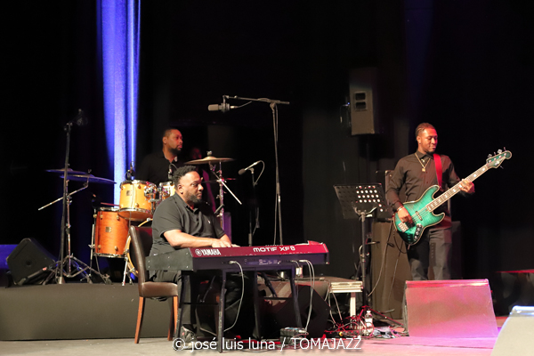 Chicago Mass Choir (XVI Jazz Voyeur Festival 2023. Trui Teatre, Palma de Mallorca. 2023-12-14) Por José Luis Luna Rocafort [INSTANTZZ AKA Galería fotográfica AKA Fotoblog de jazz, impro… y algo más] - Tomajazz - Chicago Mass Choir actuó en el XVI Jazz Voyeur Festival, en Trui Teatre de Palma de Mallorca, el 14 de diciembre de 2023. José Luis Luna Rocafort retrató en INSTANTZZ el concierto.