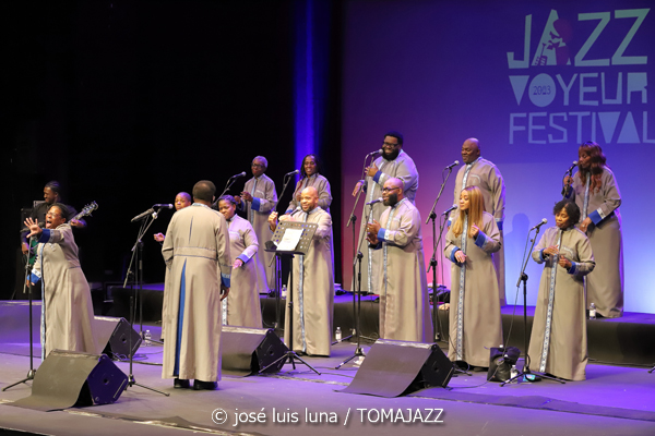 Chicago Mass Choir (XVI Jazz Voyeur Festival 2023. Trui Teatre, Palma de Mallorca. 2023-12-14) Por José Luis Luna Rocafort [INSTANTZZ AKA Galería fotográfica AKA Fotoblog de jazz, impro… y algo más] - Tomajazz - Chicago Mass Choir actuó en el XVI Jazz Voyeur Festival, en Trui Teatre de Palma de Mallorca, el 14 de diciembre de 2023. José Luis Luna Rocafort retrató en INSTANTZZ el concierto.
