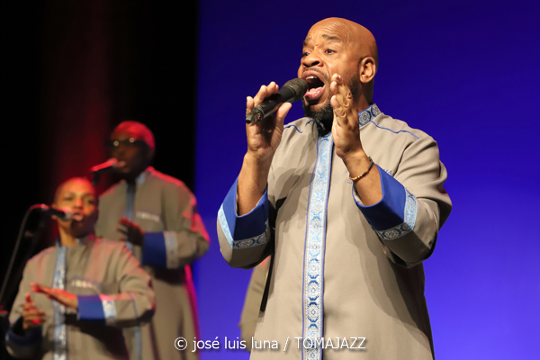 Chicago Mass Choir (XVI Jazz Voyeur Festival 2023. Trui Teatre, Palma de Mallorca. 2023-12-14) Por José Luis Luna Rocafort [INSTANTZZ AKA Galería fotográfica AKA Fotoblog de jazz, impro… y algo más] - Tomajazz - Chicago Mass Choir actuó en el XVI Jazz Voyeur Festival, en Trui Teatre de Palma de Mallorca, el 14 de diciembre de 2023. José Luis Luna Rocafort retrató en INSTANTZZ el concierto.