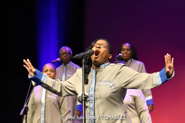 Chicago Mass Choir (XVI Jazz Voyeur Festival 2023. Trui Teatre, Palma de Mallorca. 2023-12-14) Por José Luis Luna Rocafort [INSTANTZZ AKA Galería fotográfica AKA Fotoblog de jazz, impro… y algo más] - Tomajazz - Chicago Mass Choir actuó en el XVI Jazz Voyeur Festival, en Trui Teatre de Palma de Mallorca, el 14 de diciembre de 2023. José Luis Luna Rocafort retrató en INSTANTZZ el concierto.