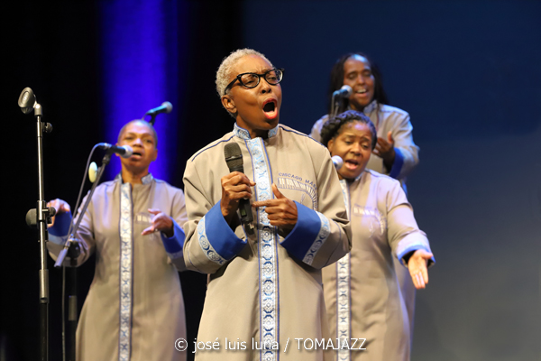 Chicago Mass Choir (XVI Jazz Voyeur Festival 2023. Trui Teatre, Palma de Mallorca. 2023-12-14) Por José Luis Luna Rocafort [INSTANTZZ AKA Galería fotográfica AKA Fotoblog de jazz, impro… y algo más] - Tomajazz - Chicago Mass Choir actuó en el XVI Jazz Voyeur Festival, en Trui Teatre de Palma de Mallorca, el 14 de diciembre de 2023. José Luis Luna Rocafort retrató en INSTANTZZ el concierto.