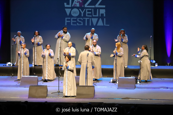 Chicago Mass Choir (XVI Jazz Voyeur Festival 2023. Trui Teatre, Palma de Mallorca. 2023-12-14) Por José Luis Luna Rocafort [INSTANTZZ AKA Galería fotográfica AKA Fotoblog de jazz, impro… y algo más] - Tomajazz - Chicago Mass Choir actuó en el XVI Jazz Voyeur Festival, en Trui Teatre de Palma de Mallorca, el 14 de diciembre de 2023. José Luis Luna Rocafort retrató en INSTANTZZ el concierto.