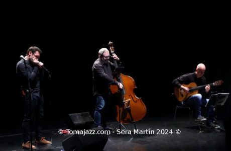 Armónica LeWhisky: Henry Mancini Centenario. Charla-concierto (VII urtarrijazz 2024. urtarriJAZZ ’24. Un enero de Jazz local. Pamplona, Navarra. 2024-01-31) Por Sera Martín [INSTANTZZ AKA Galería fotográfica AKA Fotoblog de jazz, impro… y algo más] - Tomajazz - Armónica LeWhisky actuó en la última jornada de Urtarrijazz 2024 con la charla concierto Henry Mancini Centenario, el 31 de enero de 2024. Sera Martín retrata la actuación en INSTANTZZ. Actuaron Íñigo Porto, Íñigo Segura, Marcelo Escrich