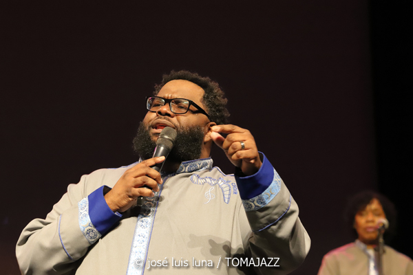 Chicago Mass Choir (XVI Jazz Voyeur Festival 2023. Trui Teatre, Palma de Mallorca. 2023-12-14) Por José Luis Luna Rocafort [INSTANTZZ AKA Galería fotográfica AKA Fotoblog de jazz, impro… y algo más] - Tomajazz - Chicago Mass Choir actuó en el XVI Jazz Voyeur Festival, en Trui Teatre de Palma de Mallorca, el 14 de diciembre de 2023. José Luis Luna Rocafort retrató en INSTANTZZ el concierto.