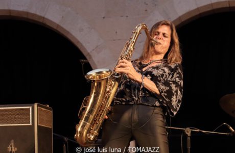 Muriel Grossmann Quartet (Jazz Palma Festival 2021. Castell de Bellver, Palma. 2021-07-07) Por José Luis Luna Rocafort [INSTANTZZ AKA Galería fotográfica AKA Fotoblog de jazz, impro… y algo más] - Tomajazz - Muriel Grossmann Quartet actuó en el Jazz Palma Festival 2021, en Castell de Bellver, el 7 de julio de 2021. José Luis Luna Rocafort retrata la actuación en INSTANTZZ. Actuaron Muriel Grossmann, Radomir Milojkovic, Llorenç Barceló, Uros Stamenkovic