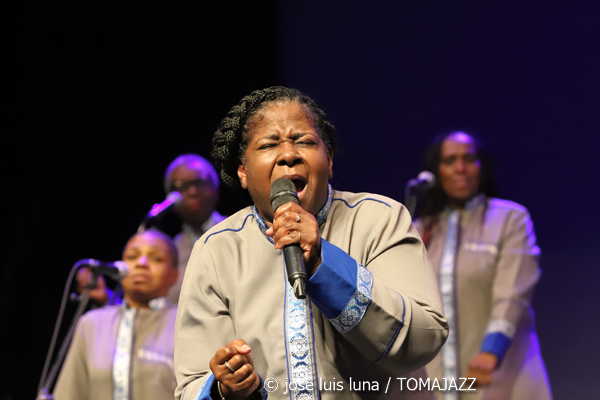 Chicago Mass Choir (XVI Jazz Voyeur Festival 2023. Trui Teatre, Palma de Mallorca. 2023-12-14) Por José Luis Luna Rocafort [INSTANTZZ AKA Galería fotográfica AKA Fotoblog de jazz, impro… y algo más] - Tomajazz - Chicago Mass Choir actuó en el XVI Jazz Voyeur Festival, en Trui Teatre de Palma de Mallorca, el 14 de diciembre de 2023. José Luis Luna Rocafort retrató en INSTANTZZ el concierto.