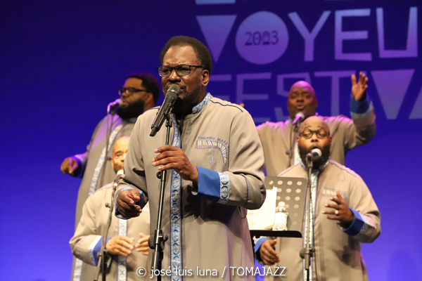 Chicago Mass Choir (XVI Jazz Voyeur Festival 2023. Trui Teatre, Palma de Mallorca. 2023-12-14) Por José Luis Luna Rocafort [INSTANTZZ AKA Galería fotográfica AKA Fotoblog de jazz, impro… y algo más] - Tomajazz - Chicago Mass Choir actuó en el XVI Jazz Voyeur Festival, en Trui Teatre de Palma de Mallorca, el 14 de diciembre de 2023. José Luis Luna Rocafort retrató en INSTANTZZ el concierto.
