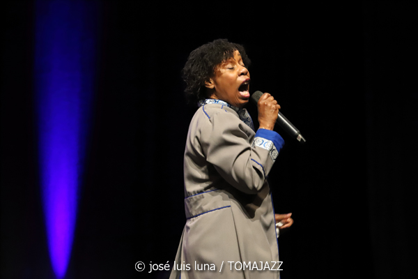 Chicago Mass Choir (XVI Jazz Voyeur Festival 2023. Trui Teatre, Palma de Mallorca. 2023-12-14) Por José Luis Luna Rocafort [INSTANTZZ AKA Galería fotográfica AKA Fotoblog de jazz, impro… y algo más] - Tomajazz - Chicago Mass Choir actuó en el XVI Jazz Voyeur Festival, en Trui Teatre de Palma de Mallorca, el 14 de diciembre de 2023. José Luis Luna Rocafort retrató en INSTANTZZ el concierto.