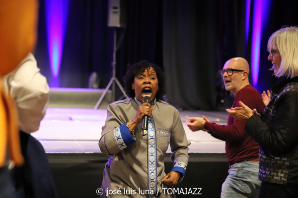 Chicago Mass Choir (XVI Jazz Voyeur Festival 2023. Trui Teatre, Palma de Mallorca. 2023-12-14) Por José Luis Luna Rocafort [INSTANTZZ AKA Galería fotográfica AKA Fotoblog de jazz, impro… y algo más] - Tomajazz - Chicago Mass Choir actuó en el XVI Jazz Voyeur Festival, en Trui Teatre de Palma de Mallorca, el 14 de diciembre de 2023. José Luis Luna Rocafort retrató en INSTANTZZ el concierto.