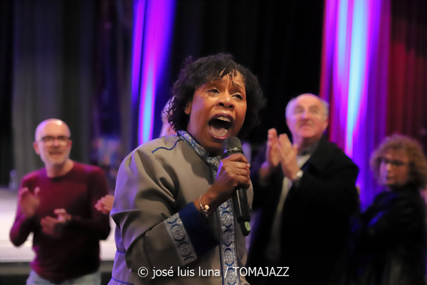 Chicago Mass Choir (XVI Jazz Voyeur Festival 2023. Trui Teatre, Palma de Mallorca. 2023-12-14) Por José Luis Luna Rocafort [INSTANTZZ AKA Galería fotográfica AKA Fotoblog de jazz, impro… y algo más] - Tomajazz - Chicago Mass Choir actuó en el XVI Jazz Voyeur Festival, en Trui Teatre de Palma de Mallorca, el 14 de diciembre de 2023. José Luis Luna Rocafort retrató en INSTANTZZ el concierto.